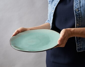 Juego de 2 platos grandes de cerámica turquesa rústicos hechos a mano