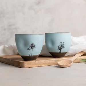 2 Hellblaue handgemachte Kaffeetassen, Keramik Teetassen Ohne Griff, Rustikale Keramik Espressotassen, Kaffeebecher Baum Grafik