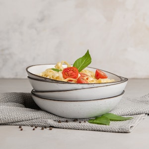 Dos cuencos de cerámica blanca para pasta, cuencos rústicos para sopa hechos a mano, vajilla de cerámica, juego de cuencos grandes, cuencos únicos para servir sopa.