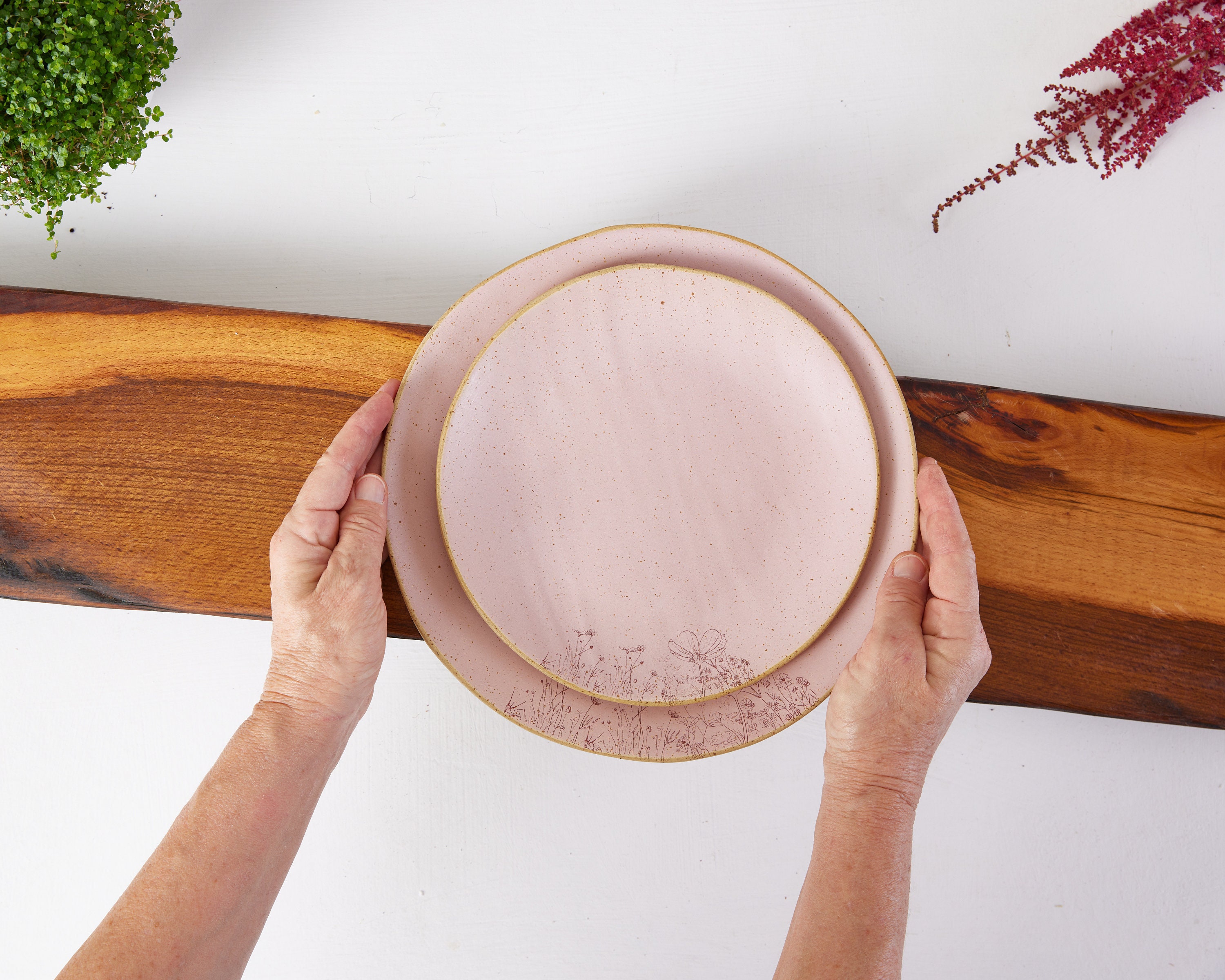 Ensemble de Deux Assiettes Faites à La Main Rose Pastel, Salade en Céramique Rustique et Dîner