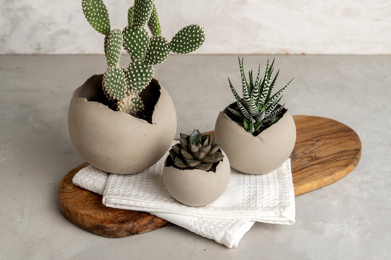 Set med 3 betonggrå rustika handgjorda eklektiska keramiska planteringskärl, unik modern bohemisk heminredning, dekorativa planteringskärl inomhus bild 2