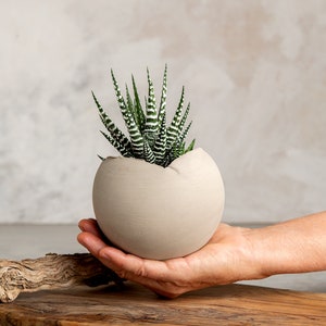 Set med 3 betonggrå rustika handgjorda eklektiska keramiska planteringskärl, unik modern bohemisk heminredning, dekorativa planteringskärl inomhus bild 5