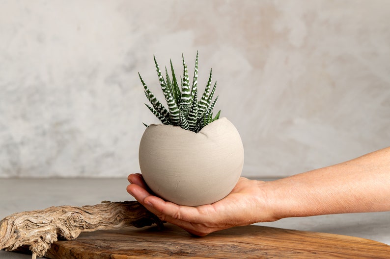 Set med 3 betonggrå rustika handgjorda eklektiska keramiska planteringskärl, unik modern bohemisk heminredning, dekorativa planteringskärl inomhus bild 5