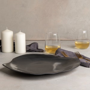 XL Schwarze amorphe Form Servierplatte, große flache schwarze Platte, schwarzes Servierteller, ausgefallenes vielseitiges Abendessen, Obst / Kuchen / Käseplatte