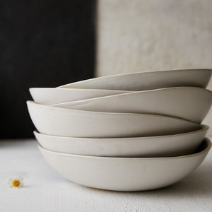 Set van 6 witte keramische handgemaakte pastakom, aardewerk serviesschaal