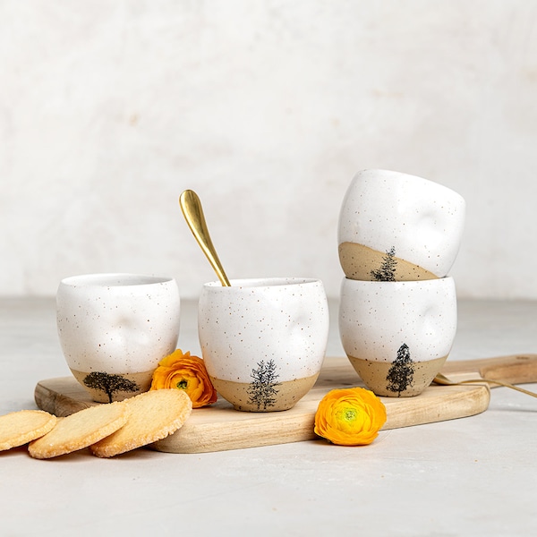 Ensemble de 4 tasses à expresso en poterie, tasses à expresso blanches rustiques uniques avec ornement d'arbre, ensemble de tasses à expresso en céramique, petits gobelets faits main