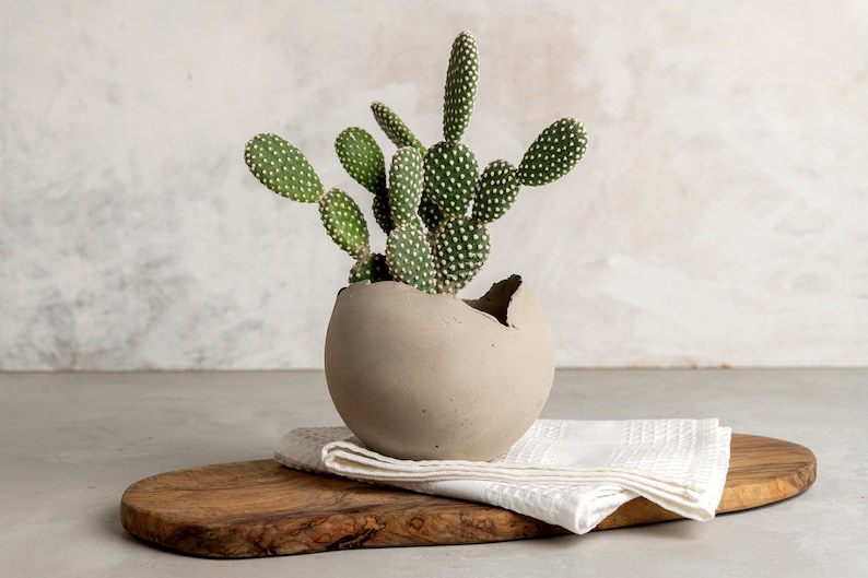 Set med 3 betonggrå rustika handgjorda eklektiska keramiska planteringskärl, unik modern bohemisk heminredning, dekorativa planteringskärl inomhus bild 3