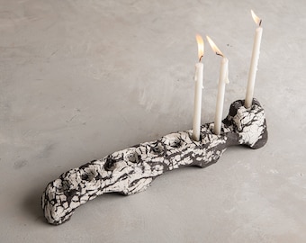 Witte en zwarte boho handgemaakte keramische Chanoeki, moderne joodse menora gemaakt in Israël, uniek joods cadeau uit Israël, judaica-cadeaus