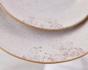 Set mit 2 handgefertigten cremefarbenen Keramiktellern mit Blumenabziehbildern, rustikale große und kleine Teller, Keramik-Hochzeitsgeschenke für das Paar