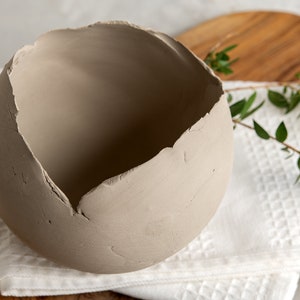 Set med 3 betonggrå rustika handgjorda eklektiska keramiska planteringskärl, unik modern bohemisk heminredning, dekorativa planteringskärl inomhus bild 6