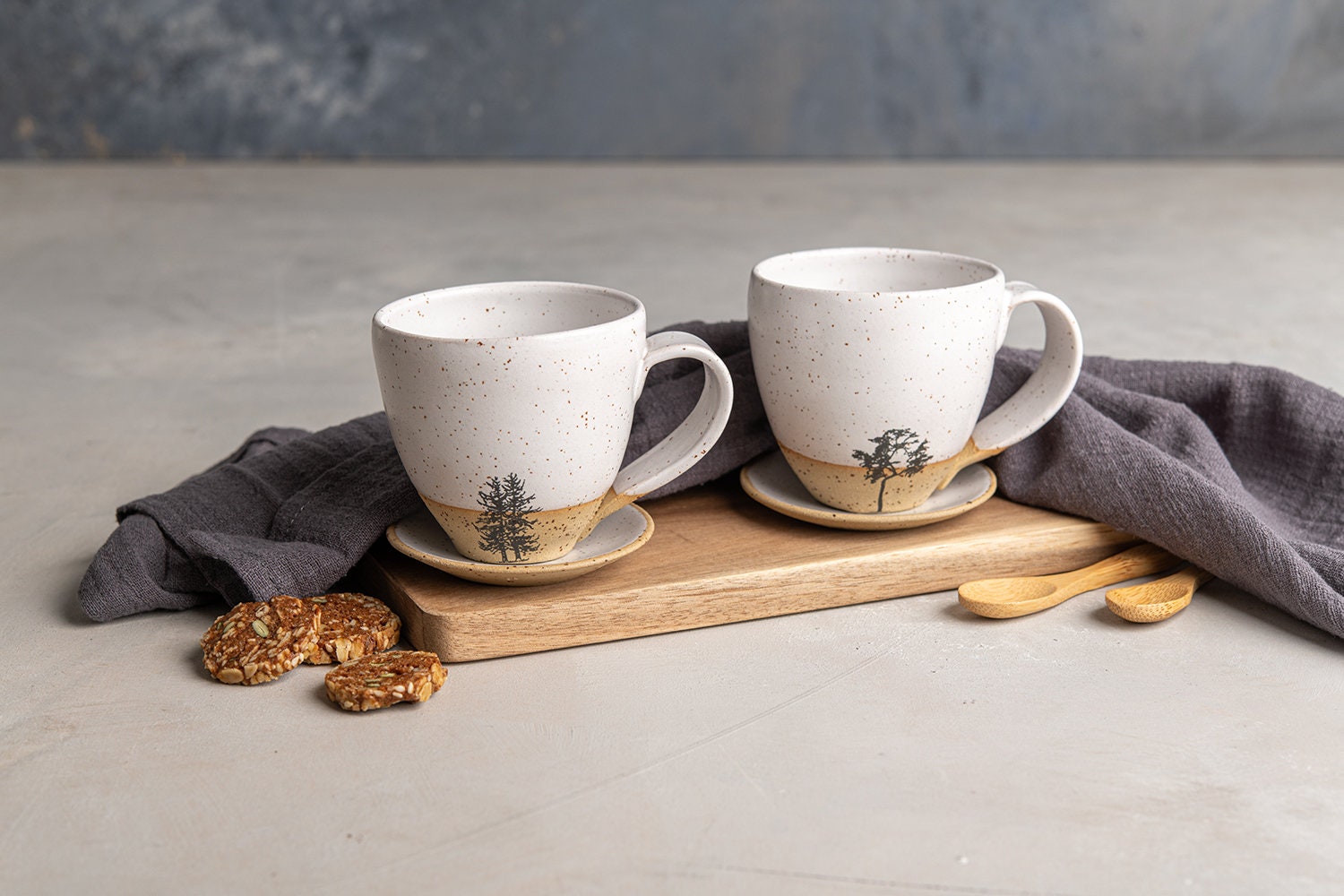 SET von ZWEI Keramik Espresso Tassen mit Griff und Baum Drucken, 2 Handgefertigte Moderne Weiß und Beige Keramik Kaffeetassen, Teetassen Set, Weihnachtsgeschenk