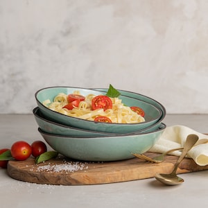 Set van TWEE turquoise rustieke keramische pastakommen, handgemaakte aardewerken servieskommen, ondiepe grote soepkom, saladekommen