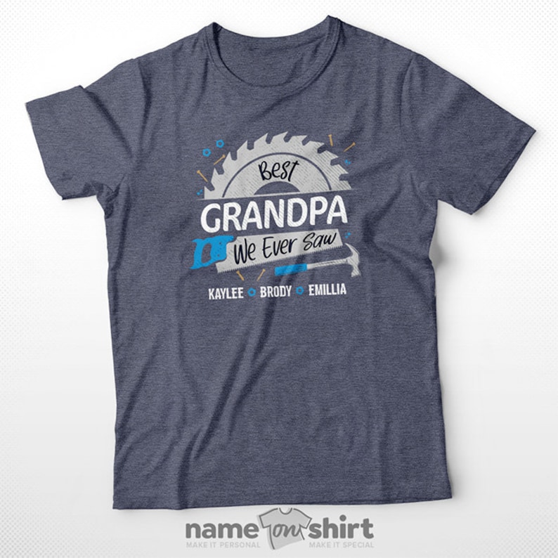 Pu&ograve; includere: Una maglietta blu con una grafica a forma di lama da sega bianca che dice "Best Grandpa We Ever Saw" con i nomi Kaylee, Brody ed Emillia sotto. La maglietta &egrave; della societ&agrave; "name on shirt".