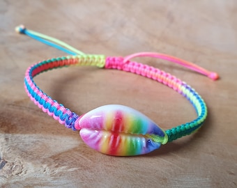 Makramee Armband mit Kauri Muschel - Sommer - Meer -  boho  - Freundschaftsarmband - Junggesellinnenabschied - Meer - Regenbogenfarben