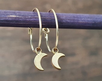 Kleine goldene Creolen mit Mond Anhänger - Edelstahl - gold filled 14K - Ohrschmuck - Ohrringe - Brautschmuck - Mondanhänger - Halbmond