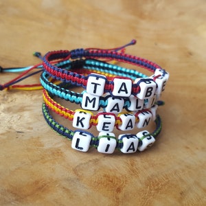 Pulsera inicial - pulsera con nombre - bicolor - personalizada - pulsera de amistad - macramé - JGA - letras - regalo de invitada