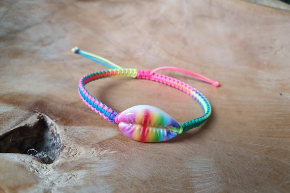 Makramee Armband mit Kauri Muschel - Sommer - Meer - boho - Freundschaftsarmband - Junggesellinnenabschied - Meer - Regenbogenfarben
