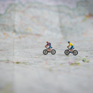 DIGITALER DOWNLOAD. Kunst-Fotografie-Dekoration zu Hause, Sport-Foto, Design, Radfahren, Miniatur-Menschen, wenig, im Freien, digital, Mountainbike, Drucke