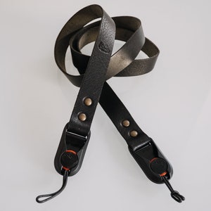 Leather quick release PEAK DESIGN camera strap. Color Black. Handmade in Italy with genuine Tuscany Leather.