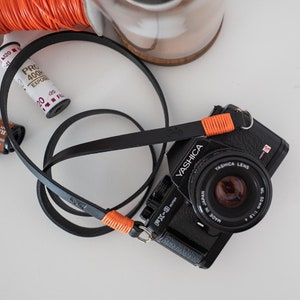 Black leather camera strap. Red wire color personalized. Custom lenght. Vintage camerastrap
