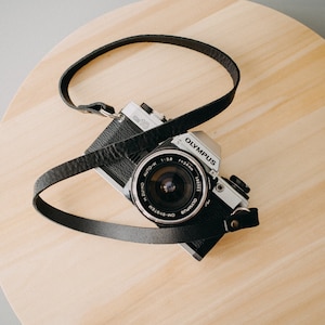 Short and slim genuine leather camera strap – Fixed length 70 cm (28") – Gift for photographers.