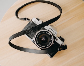 Short and slim genuine leather camera strap – Fixed length 70 cm (28") – Gift for photographers.