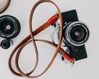 Tracolla in vera pelle. Cuoio colore Marrone e rosso personalizzabili. Lunghezza personalizzabile. Photographer gift. Canon camera strap.