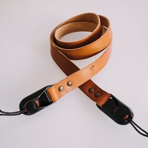 Custom Leather PEAK DESIGN camera strap. Color BROWN Cognac Handmade in Italy with luxury genuine Leather. Personalized lenght.