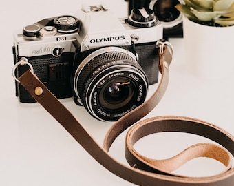 Minimal Leather Camera Strap – No Logo – Keyring Attachment – Handmade in Italy – Cognac / Dark Brown / Black
