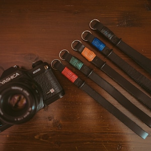 Wrist camera strap personalized mirrorless or relfex in genuine leather. Custom Handmade in italy for customize fuji nikon olympus leica