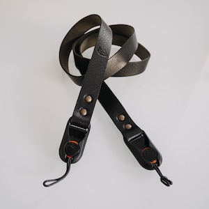 Kameragurt aus Leder von Peak Design. Schwarze Farbe. Anpassbare Länge. Echtes toskanisches Leder – KOSTENLOSER VERSAND Kostenloser Versand