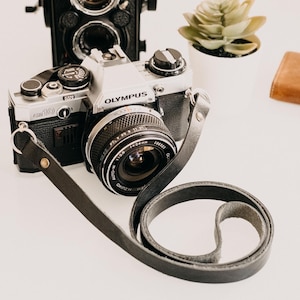 Tracolla Fotocamera Minimal in Vera Pelle – Senza Logo – Fatta a Mano in Italia – Marrone / Cognac / Nero