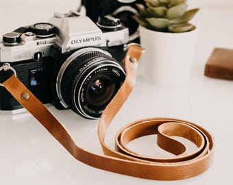 Minimal Leather Camera Strap – No Logo – Keyring Attachment – Handmade in Italy – Cognac / Dark Brown / Black