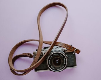 Leather camera strap. Color brown testa di moro. Handmade in Italy with genuine Leather. Personalized lenght