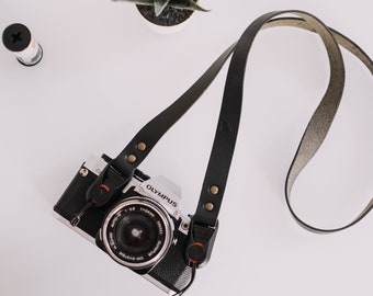 Leather Peak Design camera strap. Color Black. Handmade in Italy with genuine Tuscany Leather.