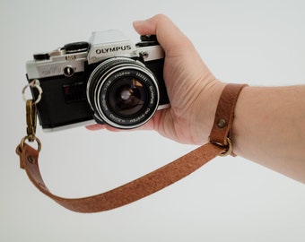 Wrist camera strap - Genuine Leather - Quick attachment - Quick release - Lobster carabiner attachment - Cognac Brown or Black - Fuji x110v