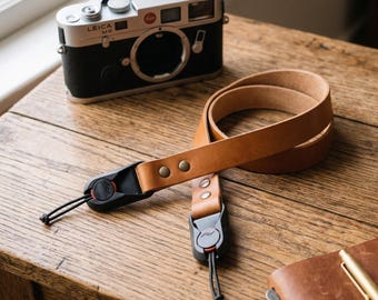 Leather shoulder strap with original Peak Design Anchor Links included. Quick-release system. Customizable length.