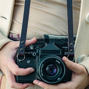 Genuine leather camera strap - Vintage and minimal design - 3 colors Black, Brown, Cognac. Gift for photographers
