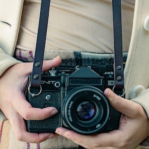 Genuine leather camera strap - Vintage and minimal design - 3 colors Black, Brown, Cognac. Gift for photographers
