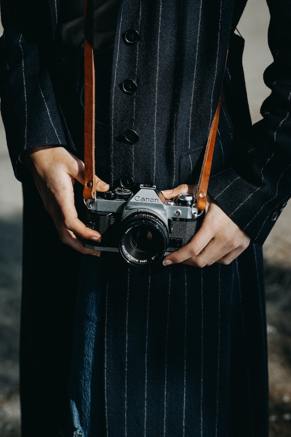 Tracolla in pelle per fotocamera – Fatta a mano in Italia – Stile vintage per DSLR e mirrorless