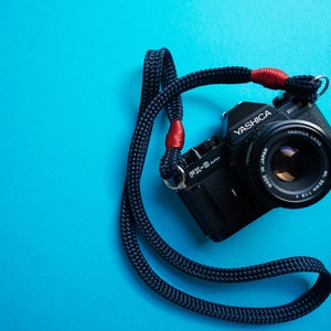 Camera shoulder strap in blue rope. Customizable length. Blue flat rope with red details. Handmade in Italy.