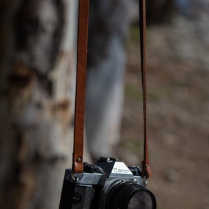 Tracolla in pelle per fotocamera. Compatibile con fotocamere Leica, canon, Nikon, fuji Sony e tutte le fotocamere vintage a pellicola. Fatta a mano in Italiana. Vera pelle conciata al vegetale italiana.