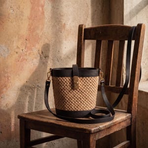 Leather and Raffia Bucket Bag, Handmade Straw Crossbody Bag, Made in Italy Summer Woven Purse, Vintage Style Artisan Leather Handbag image 3