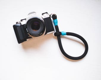 Cinghia fotocamera personalizzata in corda | Cinghia da polso per fotocamera mirrorless o reflex o instax | Corda nera e blu imbottita Key