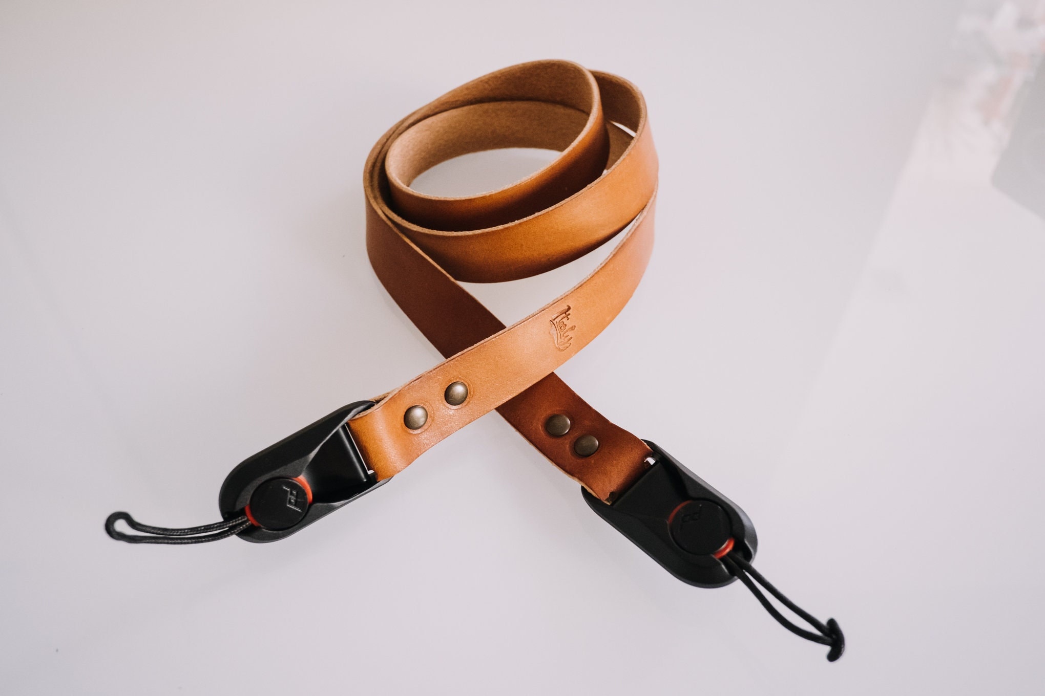 Custom Leather PEAK DESIGN camera strap. Color BROWN Cognac Handmade in Italy with luxury genuine Leather. Personalized lenght.