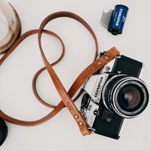 Tracolla in vera pelle personalizzata. Fatta a mano in Italia.  Per fotocamere mirrorless, reflex o polaroid o compatte.