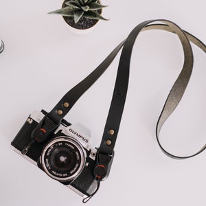 Custom Leather PEAK DESIGN camera strap. Color BROWN Cognac Handmade in Italy with luxury genuine Leather. Personalized lenght. Nero (Black)