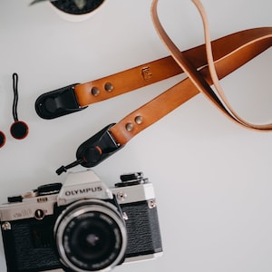 Custom Leather PEAK DESIGN camera strap. Color BROWN Cognac Handmade in Italy with luxury genuine Leather. Personalized lenght. image 4