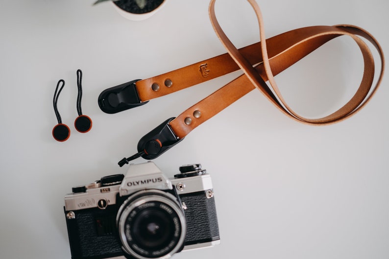 Custom Leather PEAK DESIGN camera strap. Color BROWN Cognac Handmade in Italy with luxury genuine Leather. Personalized lenght. image 4