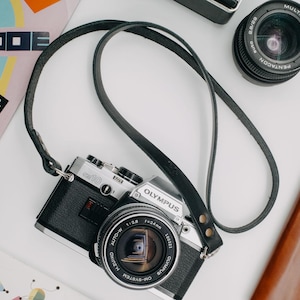 Tracolla in pelle per fotocamera. Regali per fotografi. Stile Vintage - Made in Italy.